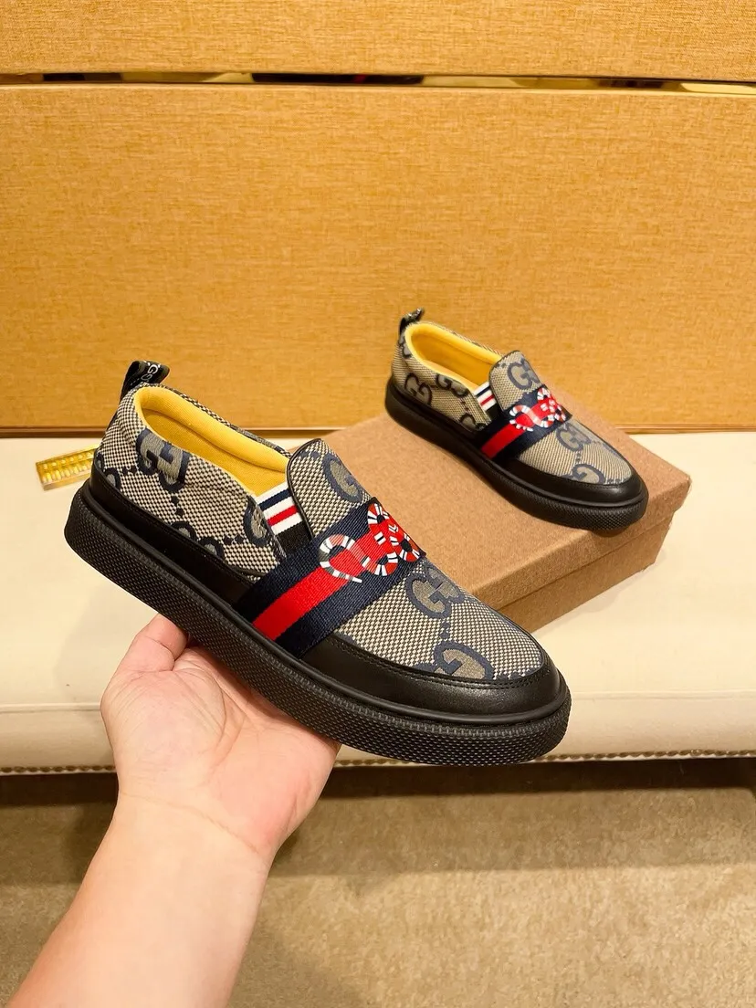 Factory price 400. [Gucci] Gucci's latest 🎁🎁 fashionable casual men's shoes 👟, hot style 💥 simple and elegant style, exclusive for trendy men. Unique official website latest brand 👑 original decoration, fashionable and generous, original cowhide leather ✅ breathable sheepskin lining, official website designated wear-resistant casual outsole, classic model taken in real life 🎬38-44. Can be customized45